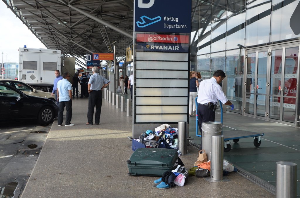 Verdaechtige Koffer Koeln Bonn Airport Koeln Porz  P22.JPG - Miklos Laubert